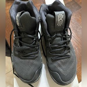 Men’s Nike Kyrie 4s Size 9.5